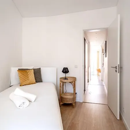 Astrantia Yellow Apartment